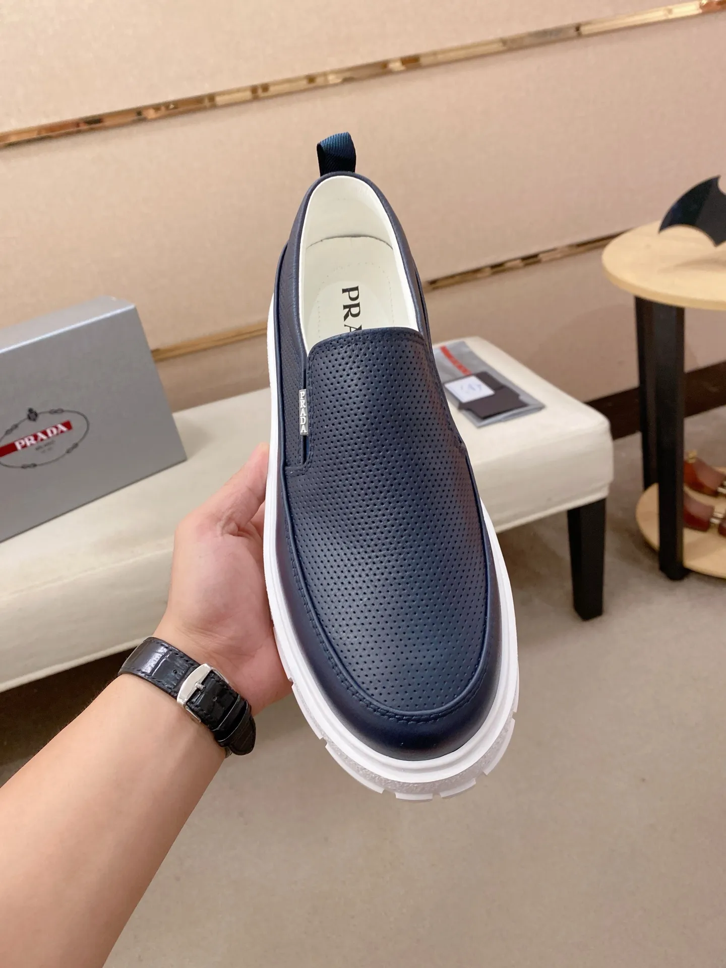 Men's shoes 💰 580💰 ✔️✔️✔️High version High-quality new PRADA (Prada) counters are launched simultaneously, new men's shoes, 😘fabrics are selected from first-layer cowhide fabrics. Lining: Imported cowhide leather lining. 👍🏿High-end☄️Open-molded non-slip rubber outsole, exquisite lines, simple and elegant, comfortable and high-end for leisure travel. Code number: 38 to 45